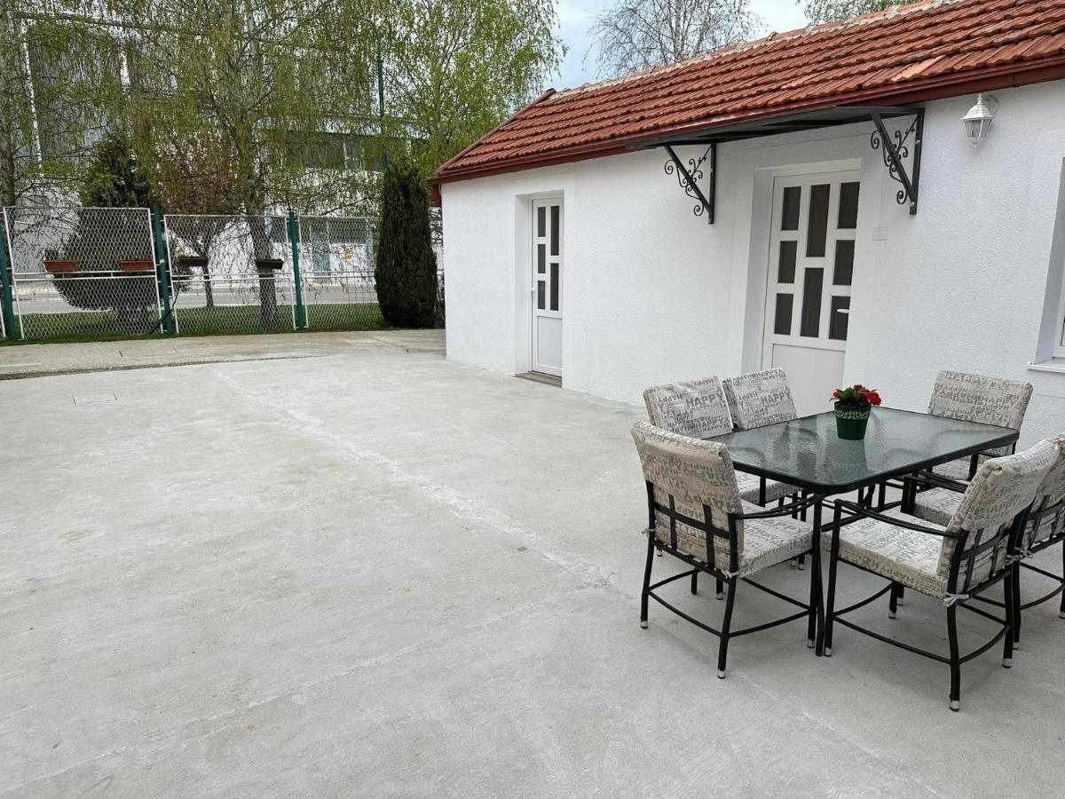Apartmani Emily & Jully Nikšić エクステリア 写真