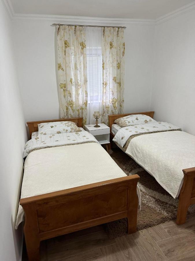 Apartmani Emily & Jully Nikšić エクステリア 写真