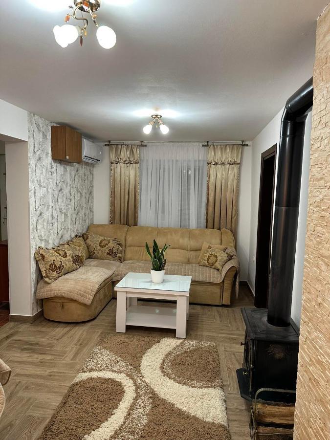 Apartmani Emily & Jully Nikšić エクステリア 写真