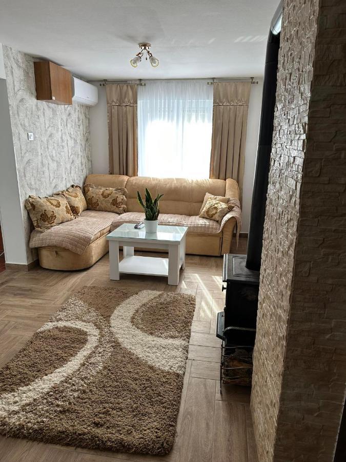 Apartmani Emily & Jully Nikšić エクステリア 写真