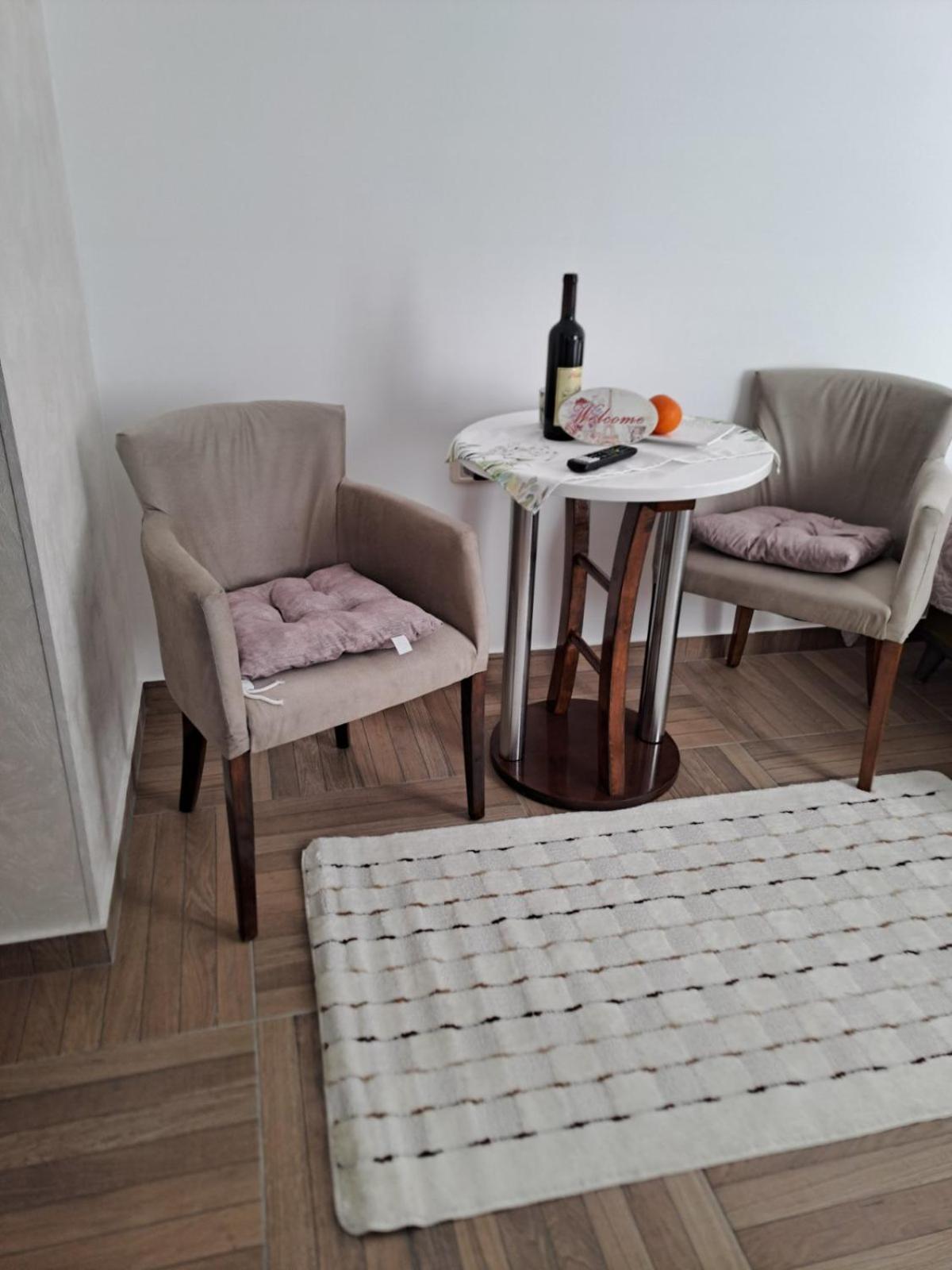 Apartmani Emily & Jully Nikšić エクステリア 写真