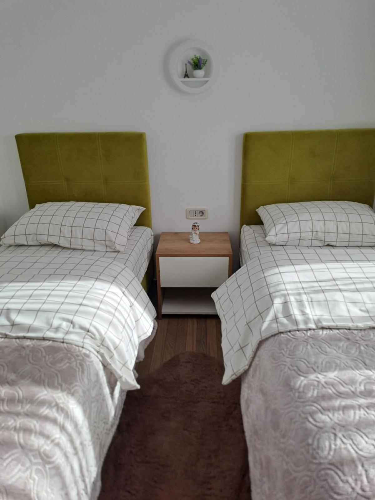 Apartmani Emily & Jully Nikšić エクステリア 写真