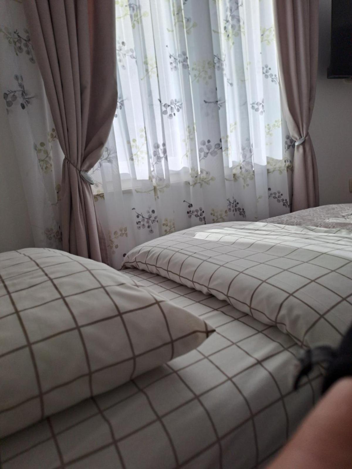 Apartmani Emily & Jully Nikšić エクステリア 写真