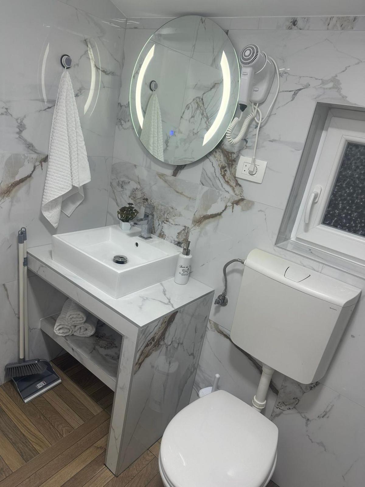 Apartmani Emily & Jully Nikšić エクステリア 写真