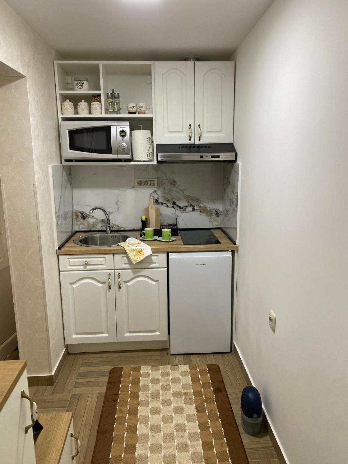 Apartmani Emily & Jully Nikšić エクステリア 写真