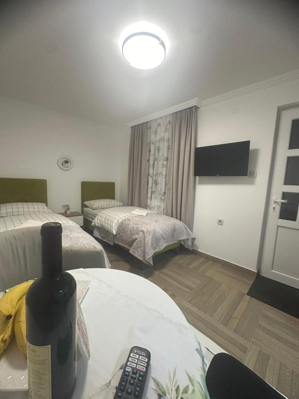 Apartmani Emily & Jully Nikšić エクステリア 写真